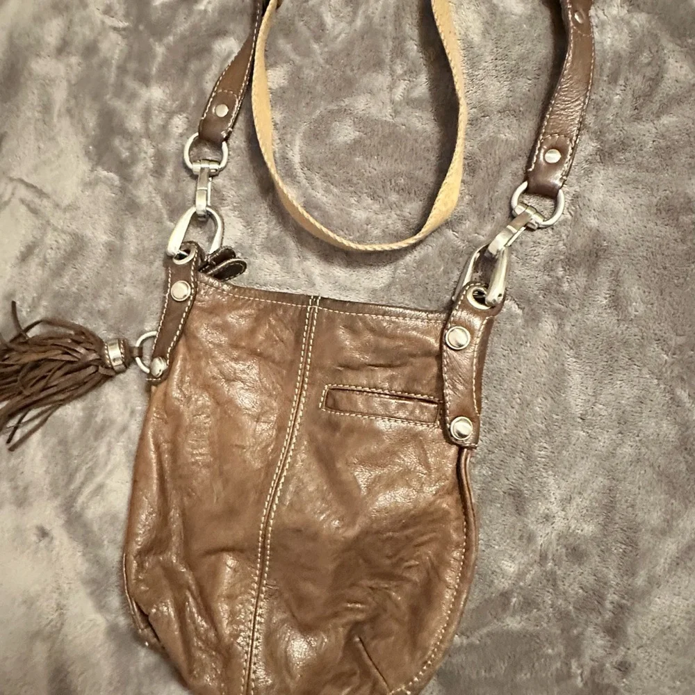b. makowsky leather Brown Crossbody Bag with Tassel Accent perfect condition - Picture 2 of 7